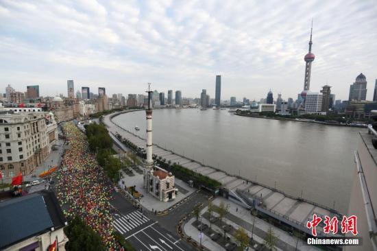 10月30日，2016上海国际马拉松赛在外滩鸣枪开跑，来自86个国家和地区的38000名选手齐聚上海外滩金牛广场，身着各色服装的选手们将整个外滩装点成了一片彩色海洋。 最终，来自南非的莫克卡和埃塞俄比亚选手贝克勒分获男、女组冠军。 /p中新社记者 张亨伟 摄