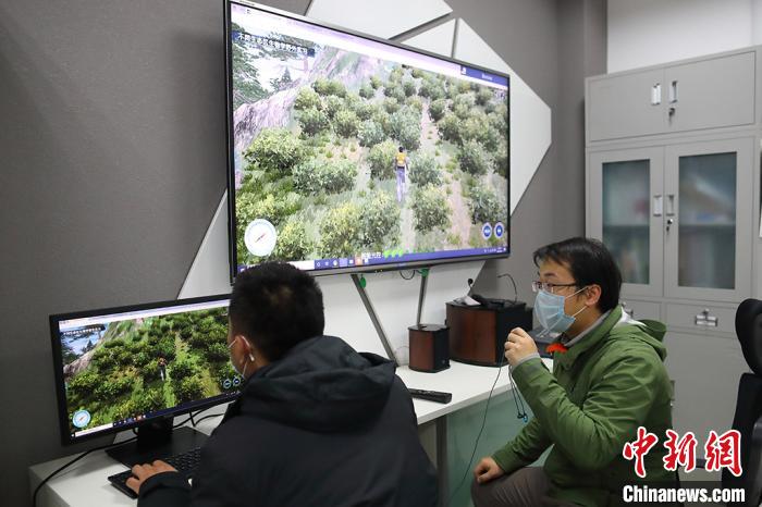 南京农业大学农业生物学国家级虚拟仿真实验教学中心内，包浩然(右)和他的同事在线指导学生使用虚拟仿真教学项目。该中心已经建成二十多项虚拟仿真教学项目。应用虚拟仿真开展在线学习，沉浸感强、交互性好，新颖活泼，受到学生们欢迎。　泱波 摄